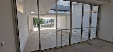 Moradia totalmente renovada com muita luz natural devido á sua original arquitetura no Carvoeiro!!!