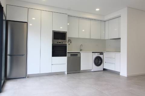 Apartamento T2 no Rés-do-Chão, a 2 minutos da marginal de Cabanas