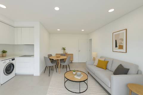Apartamento T2 no Rés-do-Chão, a 2 minutos da marginal de Cabanas
