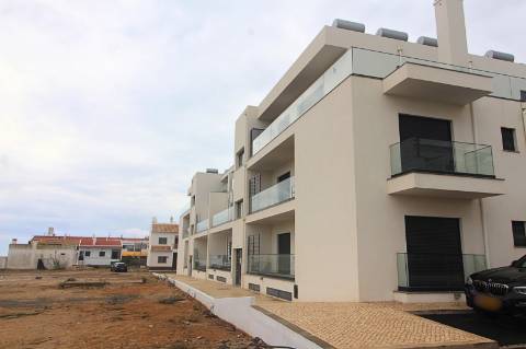 Apartamento T2 no Rés-do-Chão, a 2 minutos da marginal de Cabanas