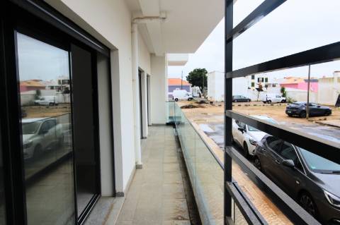 Apartamento T2 no Rés-do-Chão, a 2 minutos da marginal de Cabanas