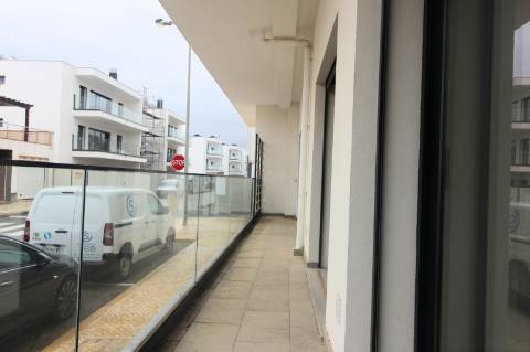 Apartamento T2 no Rés-do-Chão, a 2 minutos da marginal de Cabanas