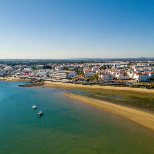 Apartamento T2 no Rés-do-Chão, a 2 minutos da marginal de Cabanas