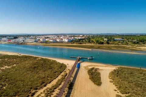 Apartamento T2 no Rés-do-Chão, a 2 minutos da marginal de Cabanas