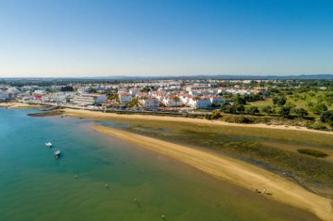 Apartamento T2 no Rés-do-Chão, a 2 minutos da marginal de Cabanas