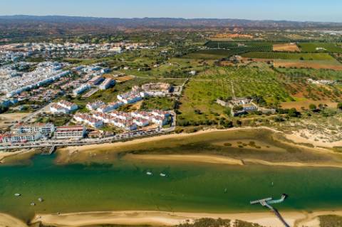 Apartamento T2 no Rés-do-Chão, a 2 minutos da marginal de Cabanas