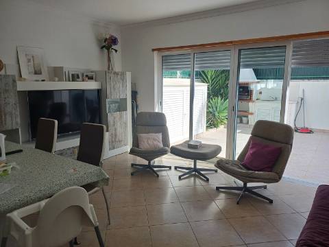Moradia T2 Arrendamento de Outubro a Maio. Espaço exterior muito agradável!