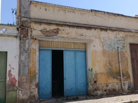 ARMAZEM - COM POSSIBILIDADES DE CONSTRUIR MORADIA OU PREDIO - CENTRO DE VILA REAL DE SANTO ANTONIO - ALGARVE