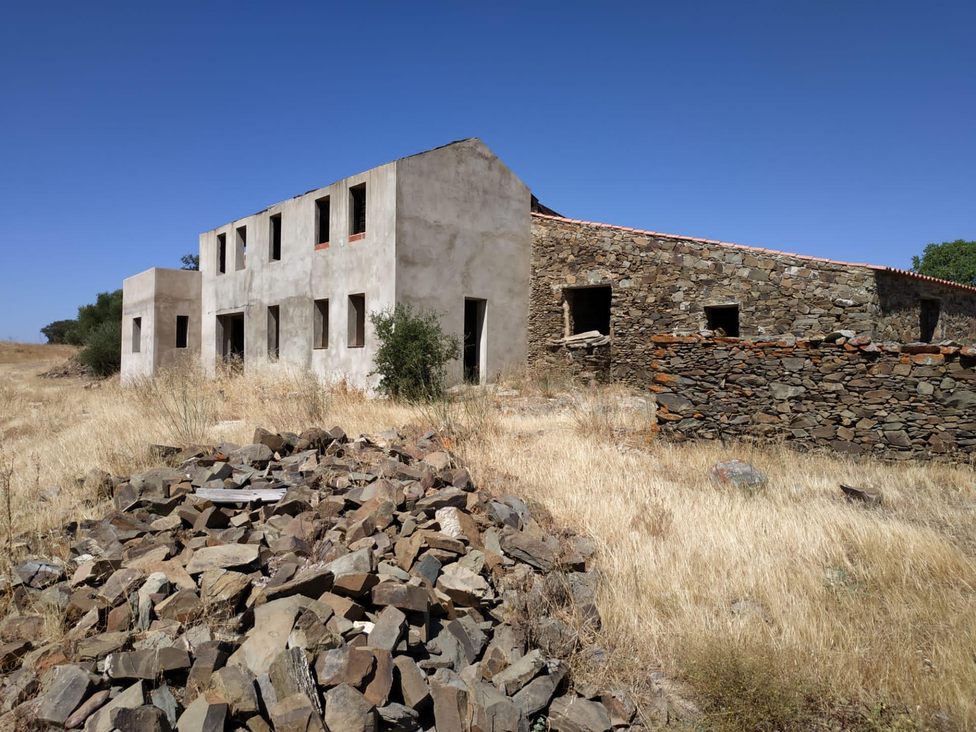MORADIA - TURISMO - COM TERRENO DE 6 HECTARES NA ALDEIA DE SÃO MARTINHO - ALCOUTIM - ALGARVE