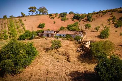 TERRENO COM PEQUENA RUÍNA EM CORTE DO PESO