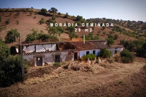 TERRENO COM PEQUENA RUÍNA EM CORTE DO PESO
