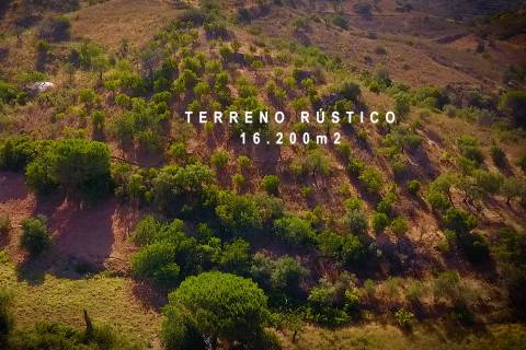 TERRENO COM PEQUENA RUÍNA EM CORTE DO PESO