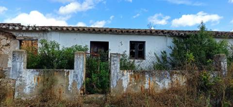 TERRENO COM PEQUENA RUÍNA EM CORTE DO PESO