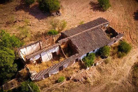 TERRENO COM PEQUENA RUÍNA EM CORTE DO PESO