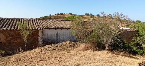 TERRENO COM PEQUENA RUÍNA EM CORTE DO PESO