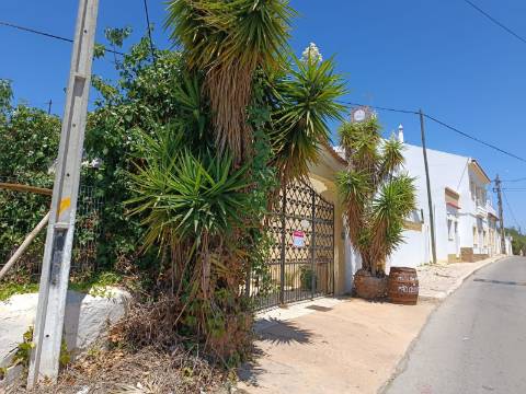 EDIFÍCIO COM TRÊS PISOS - VÁRIAS DIVISÕES - HABITAÇÃO - RESTAURANTE - COMÉRCIO - SERVIÇOS - SÃO BARTOLOMEU DO SUL - CASTRO MARIM