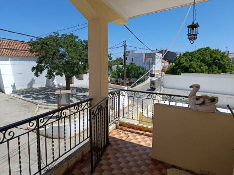 EDIFÍCIO COM TRÊS PISOS - VÁRIAS DIVISÕES - HABITAÇÃO - RESTAURANTE - COMÉRCIO - SERVIÇOS - SÃO BARTOLOMEU DO SUL - CASTRO MARIM
