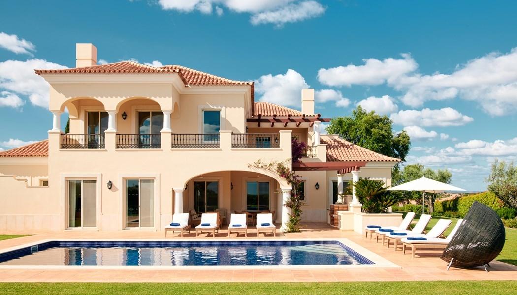 Moradia em Banda V3 com piscina e terraços no Golfe Monte Rei.
