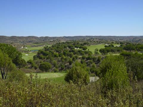 Lote de Terreno com 3692 com viabilidade de construção de 500 m2 no Golfe Monte Rei em Vila Nova de Cacela