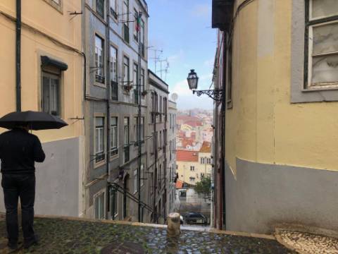 Prédio com 7 apartamentos para remodelar na Encosta do Castelo , Lisboa