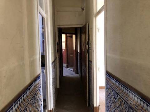 Prédio com 7 apartamentos para remodelar na Encosta do Castelo , Lisboa