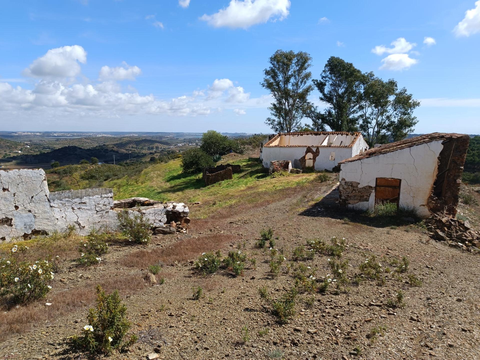 TERRENO COM RUINAS COM 14.040M2 - VISTA MAR E RIO - VALE FRIO - CASTRO MARIM - ALGARVE