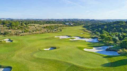 Lote de Terreno com 2549 m2 com viabilidade de construção de 500m2 no Golfe Monte Rei em Vila Nova de Cacela