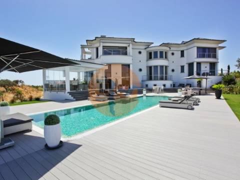 Lote de Terreno com 2549 m2 com viabilidade de construção de 500m2 no Golfe Monte Rei em Vila Nova de Cacela