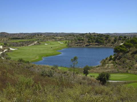 Lote de Terreno com 2549 m2 com viabilidade de construção de 500m2 no Golfe Monte Rei em Vila Nova de Cacela