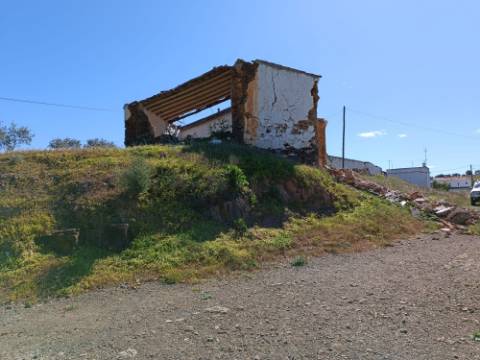 TERRENO COM RUINA - 4.960 M2 - COM NORA - COM ELETRICIDADE - PLANO - ÁGUA DA BARRAGEM NA JUNQUEIRA EM CASTRO MARIM - ALGARVE