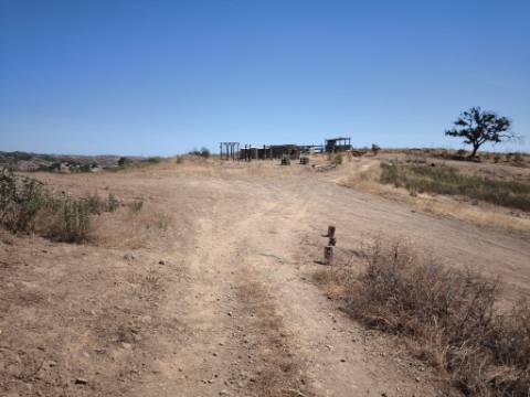 TERRENO COM 15.880 M2 - COM ÁGUA - COM POSSIBILIDADE DE CONSTRUÇÃO DE APOIO AGRICOLA - ALTURA - CASTRO MARIM - ALGARVE