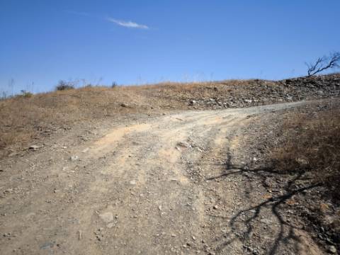 TERRENO COM 15.880 M2 - COM ÁGUA - COM POSSIBILIDADE DE CONSTRUÇÃO DE APOIO AGRICOLA - ALTURA - CASTRO MARIM - ALGARVE