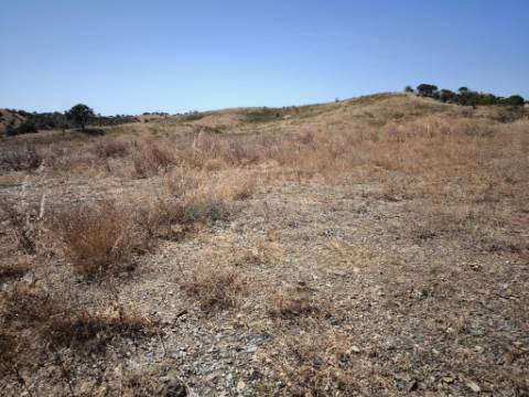 TERRENO COM 15.880 M2 - COM ÁGUA - COM POSSIBILIDADE DE CONSTRUÇÃO DE APOIO AGRICOLA - ALTURA - CASTRO MARIM - ALGARVE