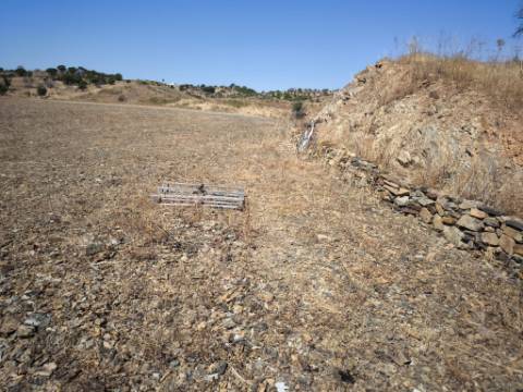 TERRENO COM 15.880 M2 - COM ÁGUA - COM POSSIBILIDADE DE CONSTRUÇÃO DE APOIO AGRICOLA - ALTURA - CASTRO MARIM - ALGARVE