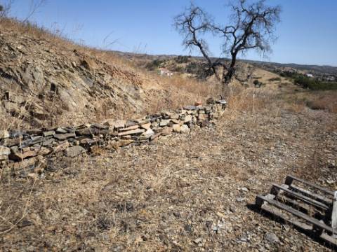 TERRENO COM 15.880 M2 - COM ÁGUA - COM POSSIBILIDADE DE CONSTRUÇÃO DE APOIO AGRICOLA - ALTURA - CASTRO MARIM - ALGARVE