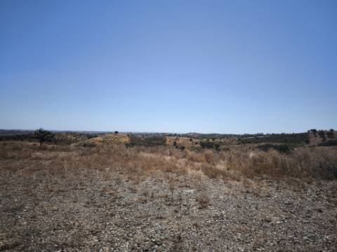TERRENO COM 15.880 M2 - COM ÁGUA - COM POSSIBILIDADE DE CONSTRUÇÃO DE APOIO AGRICOLA - ALTURA - CASTRO MARIM - ALGARVE