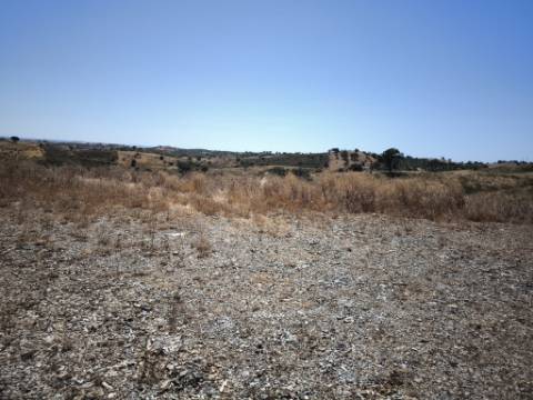TERRENO COM 15.880 M2 - COM ÁGUA - COM POSSIBILIDADE DE CONSTRUÇÃO DE APOIO AGRICOLA - ALTURA - CASTRO MARIM - ALGARVE