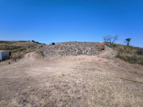 TERRENO COM 15.880 M2 - COM ÁGUA - COM POSSIBILIDADE DE CONSTRUÇÃO DE APOIO AGRICOLA - ALTURA - CASTRO MARIM - ALGARVE