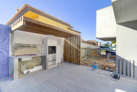 Moradia Isolada V4 com Piscina em Construção