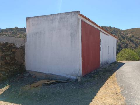 ARMAZEM - COM CASA DE BANHO - JUNTO A ALDEIA DE FORTES EM CASTRO MARIM - ALGARVE