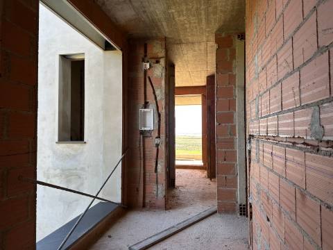 Moradia moderna de excelência T3 isolada com piscina e vistas deslumbrantes.