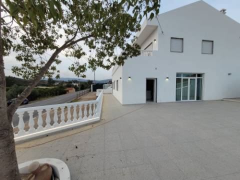 MORADIA ISOLADA COM PISCINA, TERRENO DE 2.250 M2, COMÉRCIO E ARMAZÉM