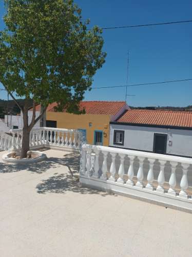MORADIA ISOLADA COM PISCINA, TERRENO DE 2.250 M2, COMÉRCIO E ARMAZÉM