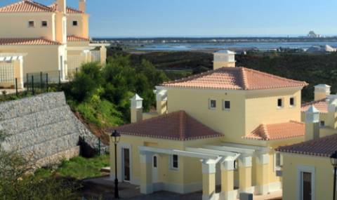 (GOLDEN VISA) Moradia de tipologia V3 de sonho num aldeamento no Campo de Golf de Castro Marim