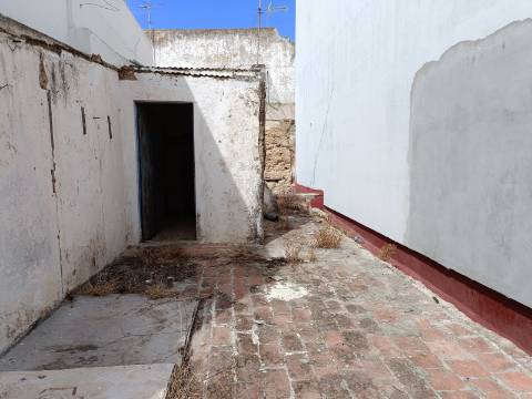 Casa Típica na Baixa de Olhão para recuperar.