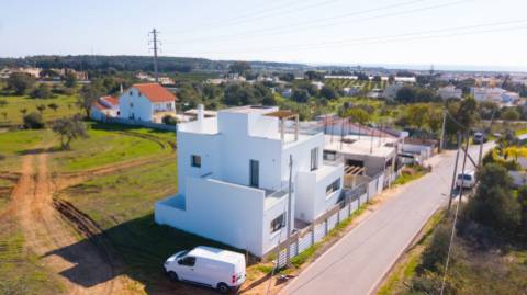 Moradia geminada nova de 3 quartos em Bernarda, Altura, com terraço.