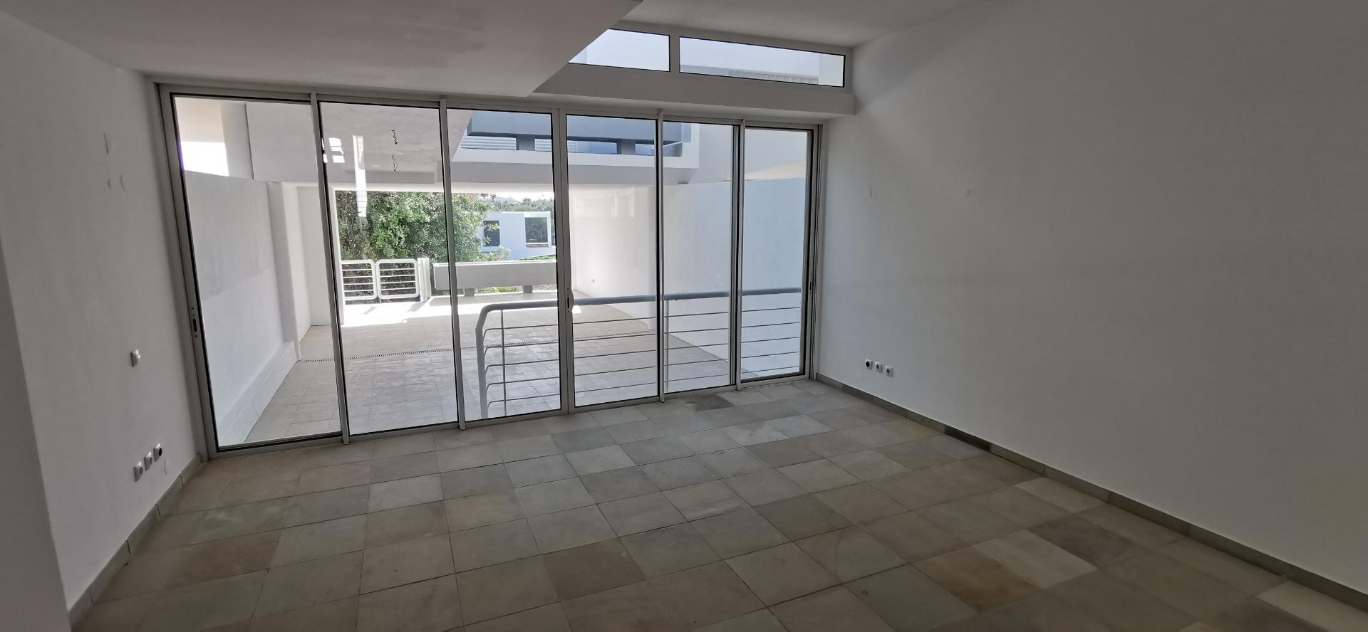 Moradia totalmente renovada numa zona calma onde predomina a habitação unifamiliar!