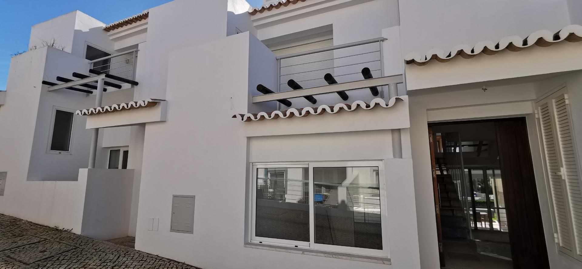 Moradia totalmente renovada numa zona calma onde predomina a habitação unifamiliar!