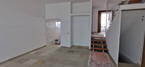 Moradia totalmente renovada numa zona calma onde predomina a habitação unifamiliar!