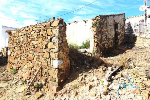 Propriedade com duas ruínas na serra de Conceição de Tavira